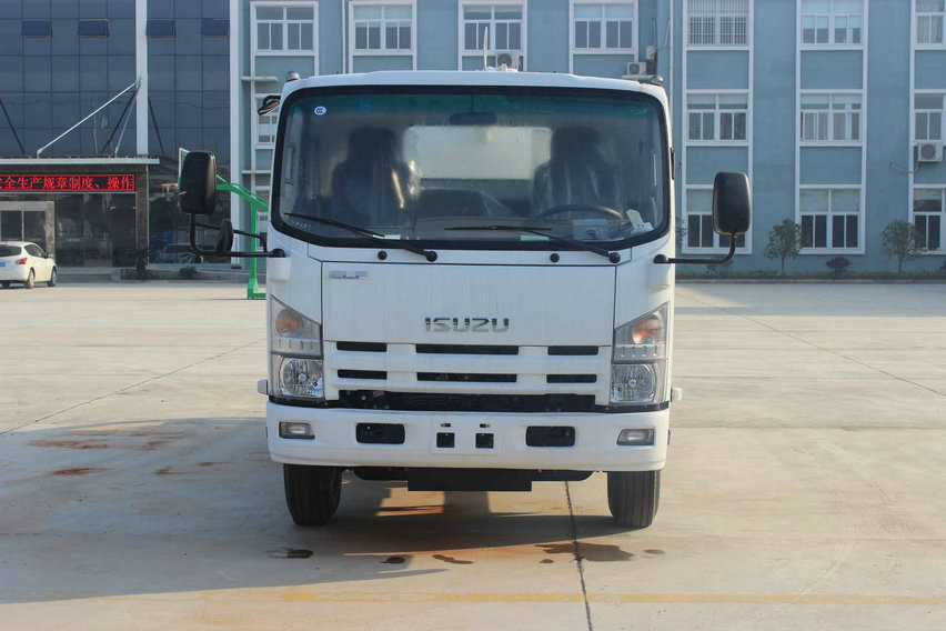 Isuzu ELF vacuum sewage suction truck 8000L  