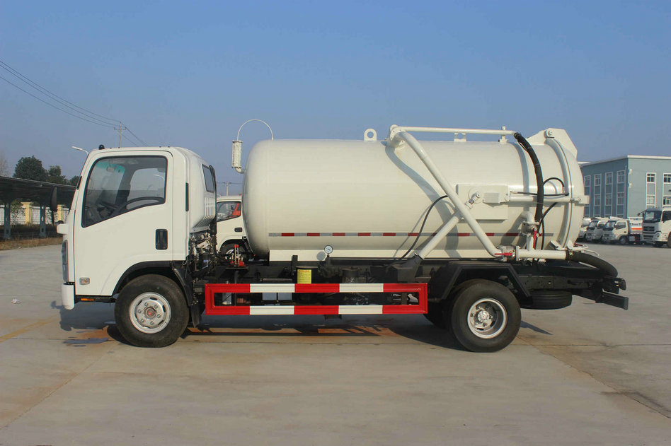Isuzu ELF sewage suction tanker truck 8000L 