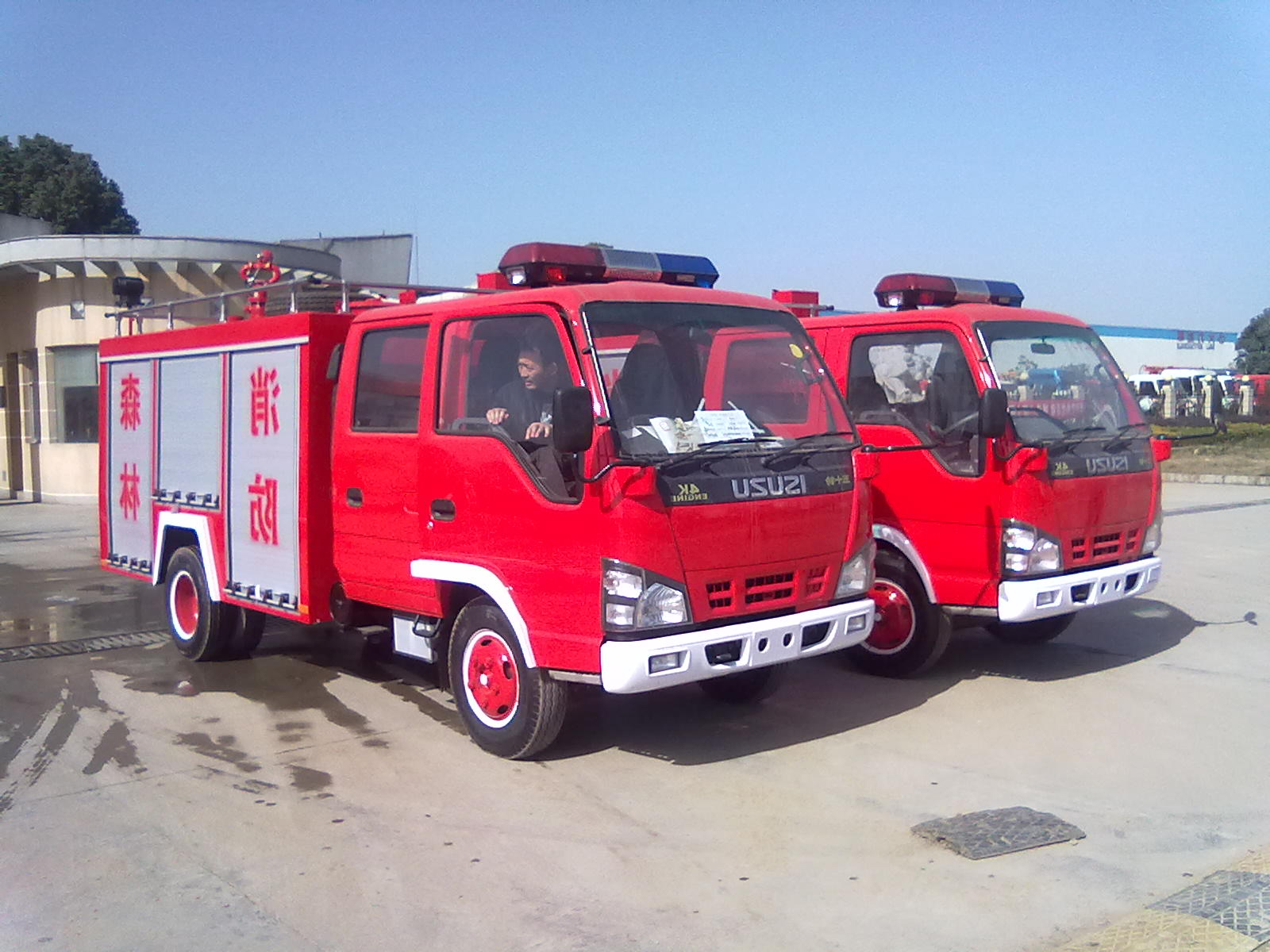 Isuzu ELF 600P foam fire engine 2500L