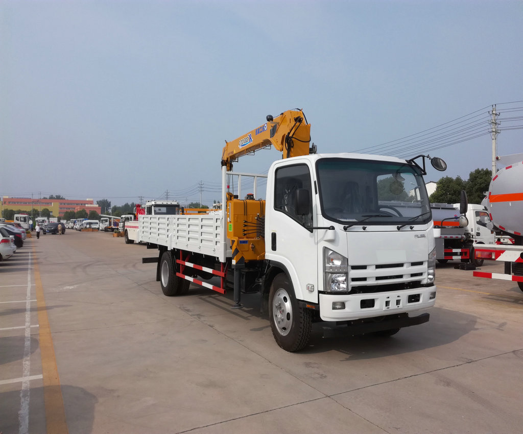 Isuzu 700P truck with crane XCMG 5T
