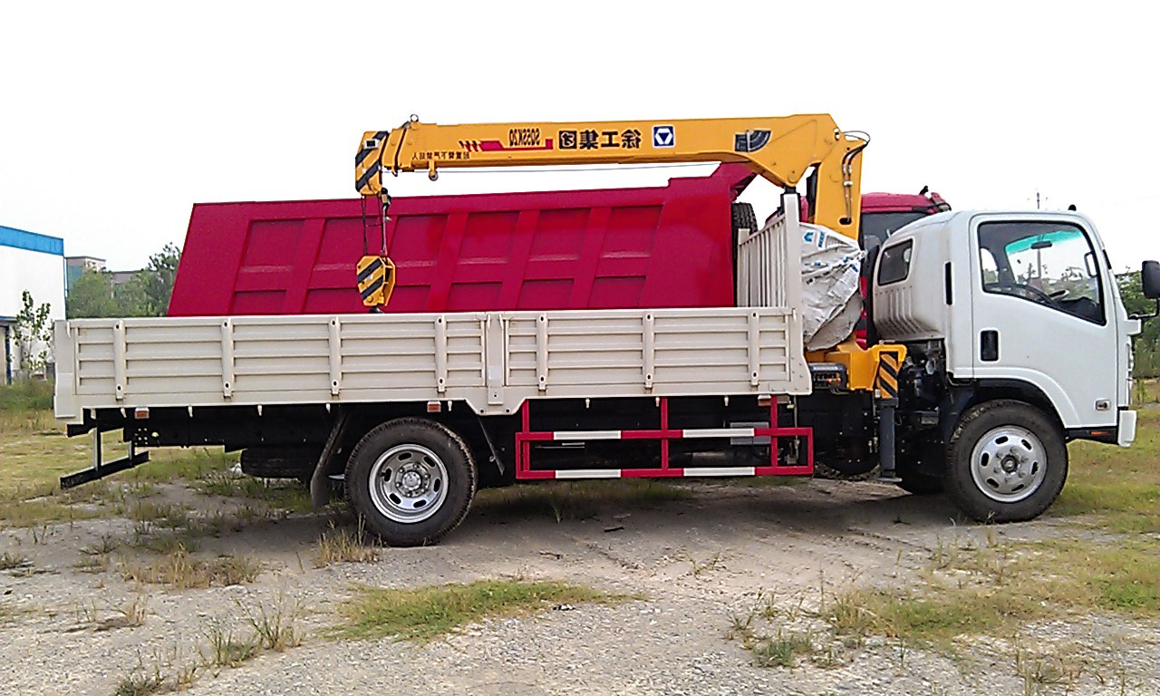 Isuzu ELF crane loader truck XCMG 5T  