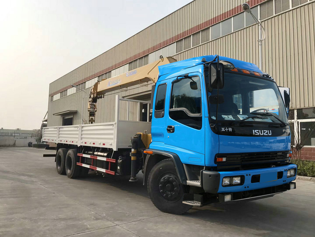 Isuzu 6X4 lorry with crane truck mounted crane XCMG