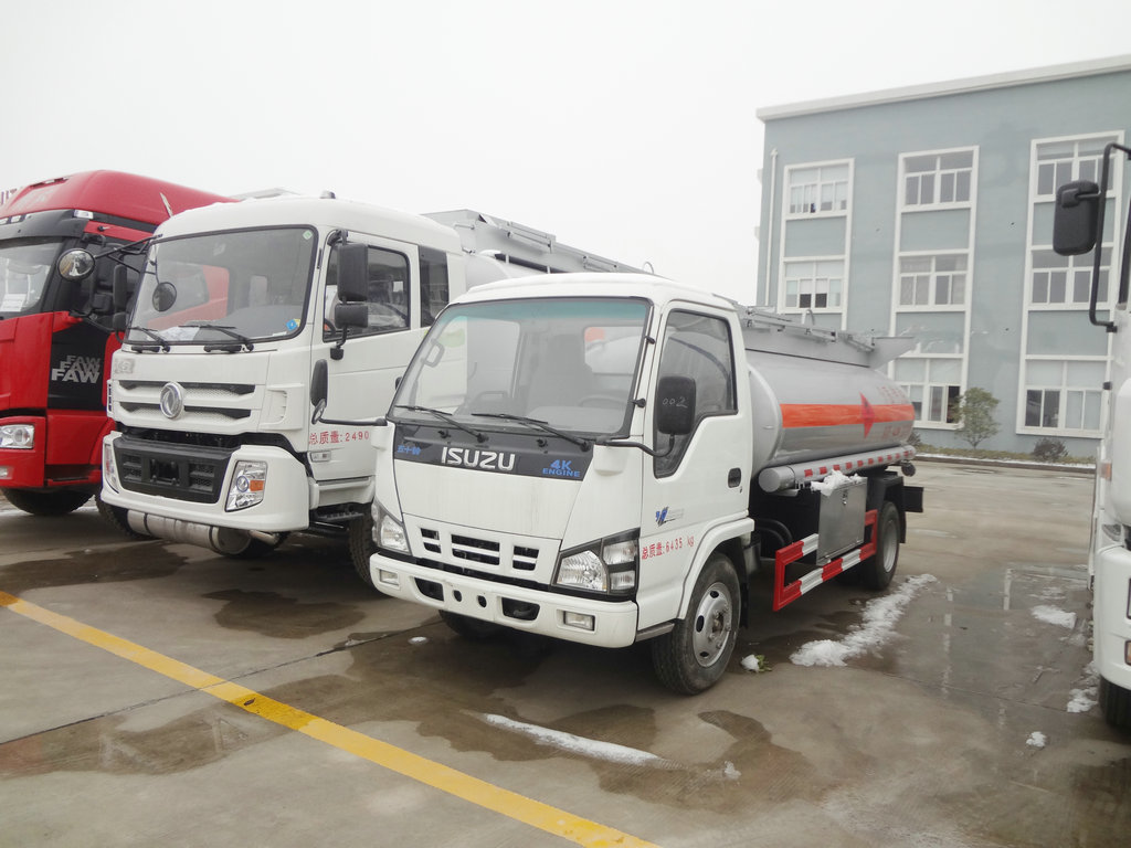 1 unit Isuzu 600P fuel tanker truck export to Nigeria