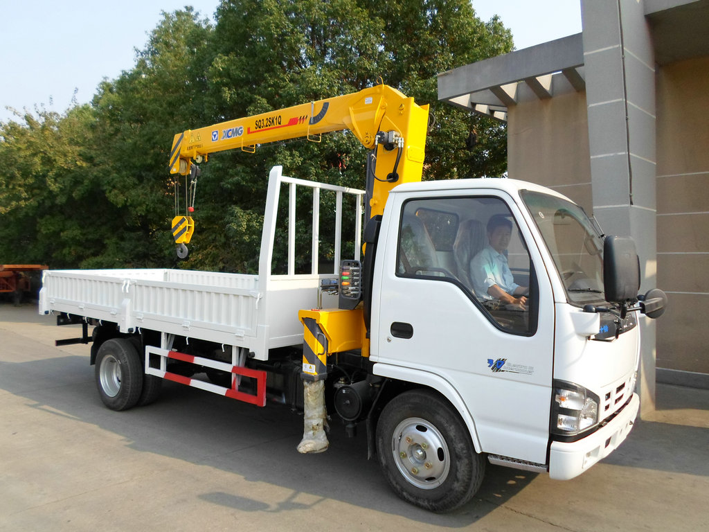 Isuzu 600P ELF Isuzu truck mounted crane send to Sudan