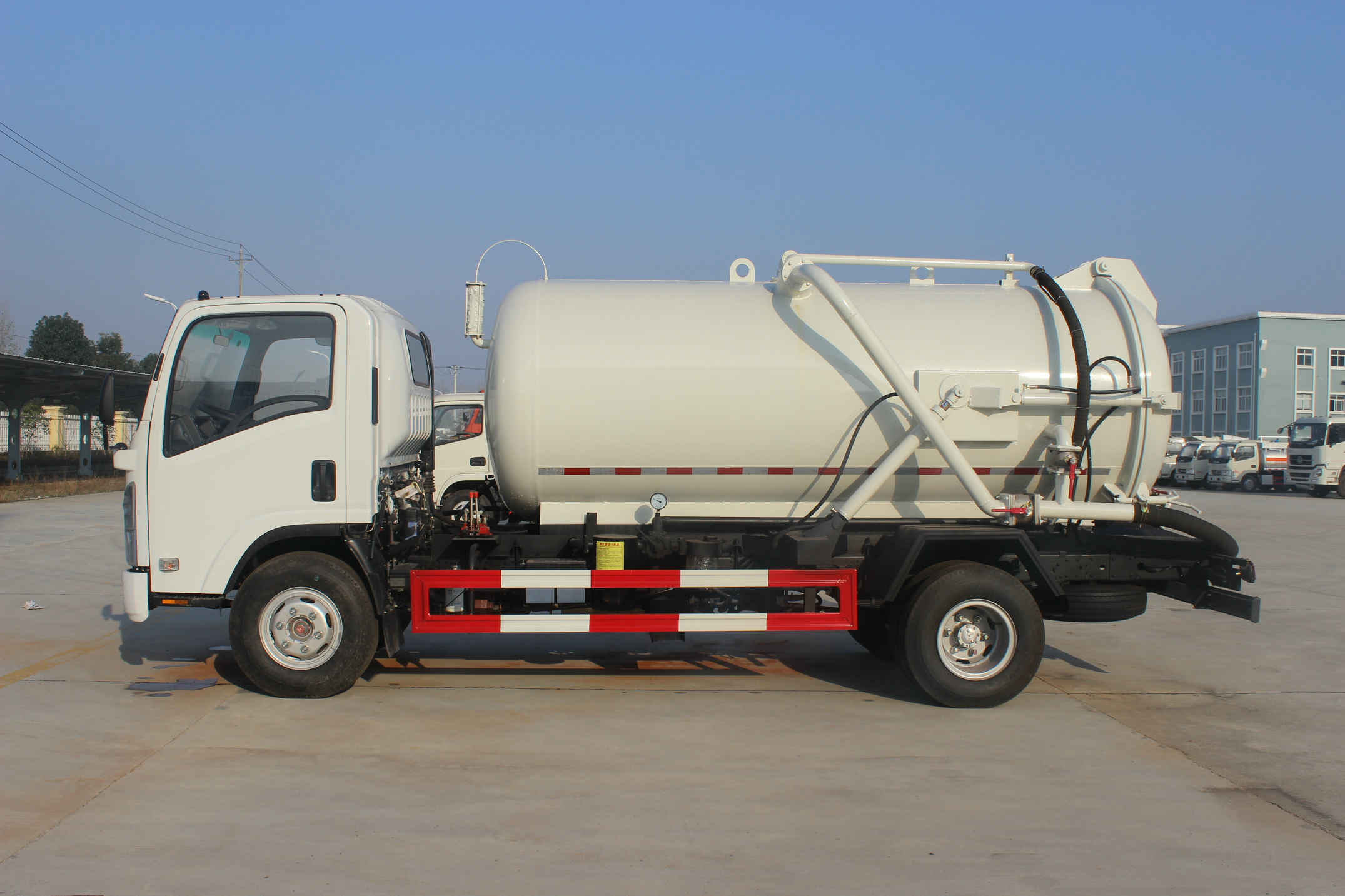  Isuzu vacuum suction truck vacuum tanker truck send to Qatar 
