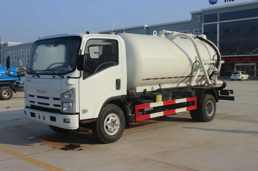 Isuzu ELF vacuum sewage suction truck 8000L  