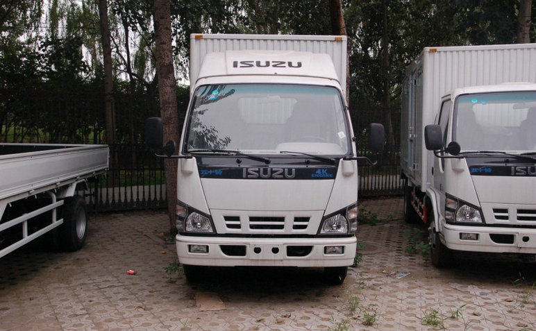 Isuzu 600P cargo van truck