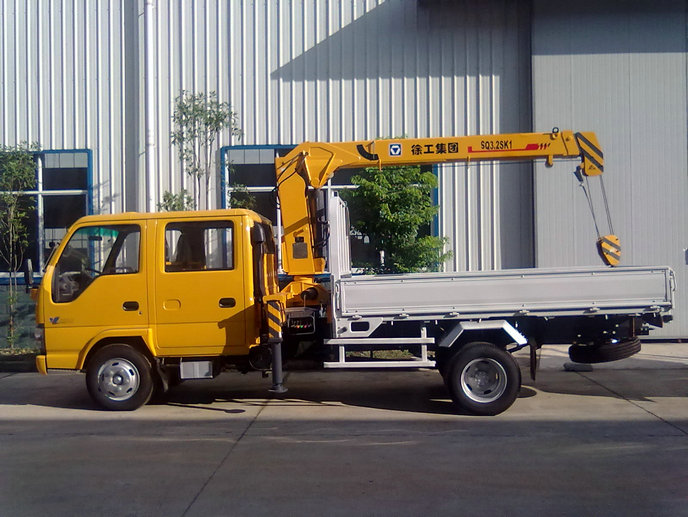 Isuzu 600p truck crane XCMG crew cabin