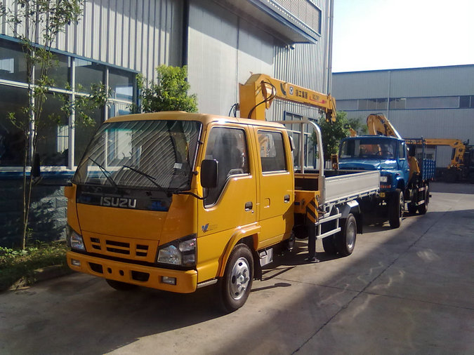 Isuzu 600p truck crane XCMG crew cabin