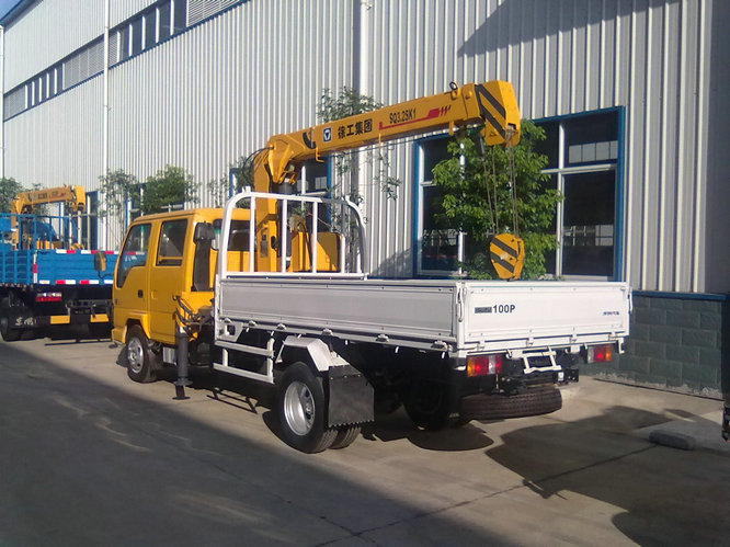 Isuzu 600p truck crane XCMG crew cabin