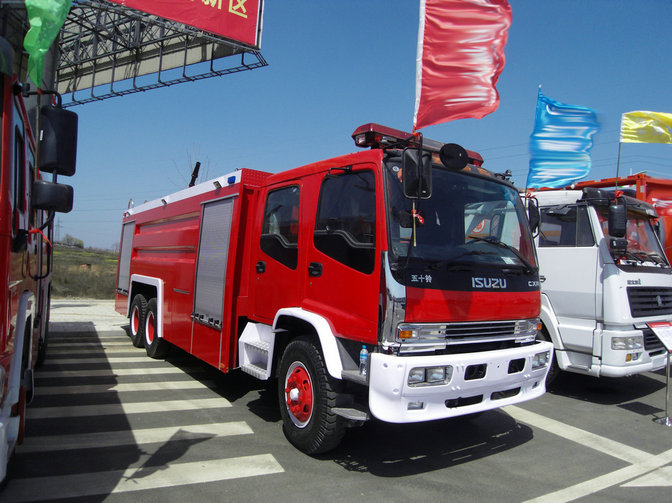 Isuzu water fire engine