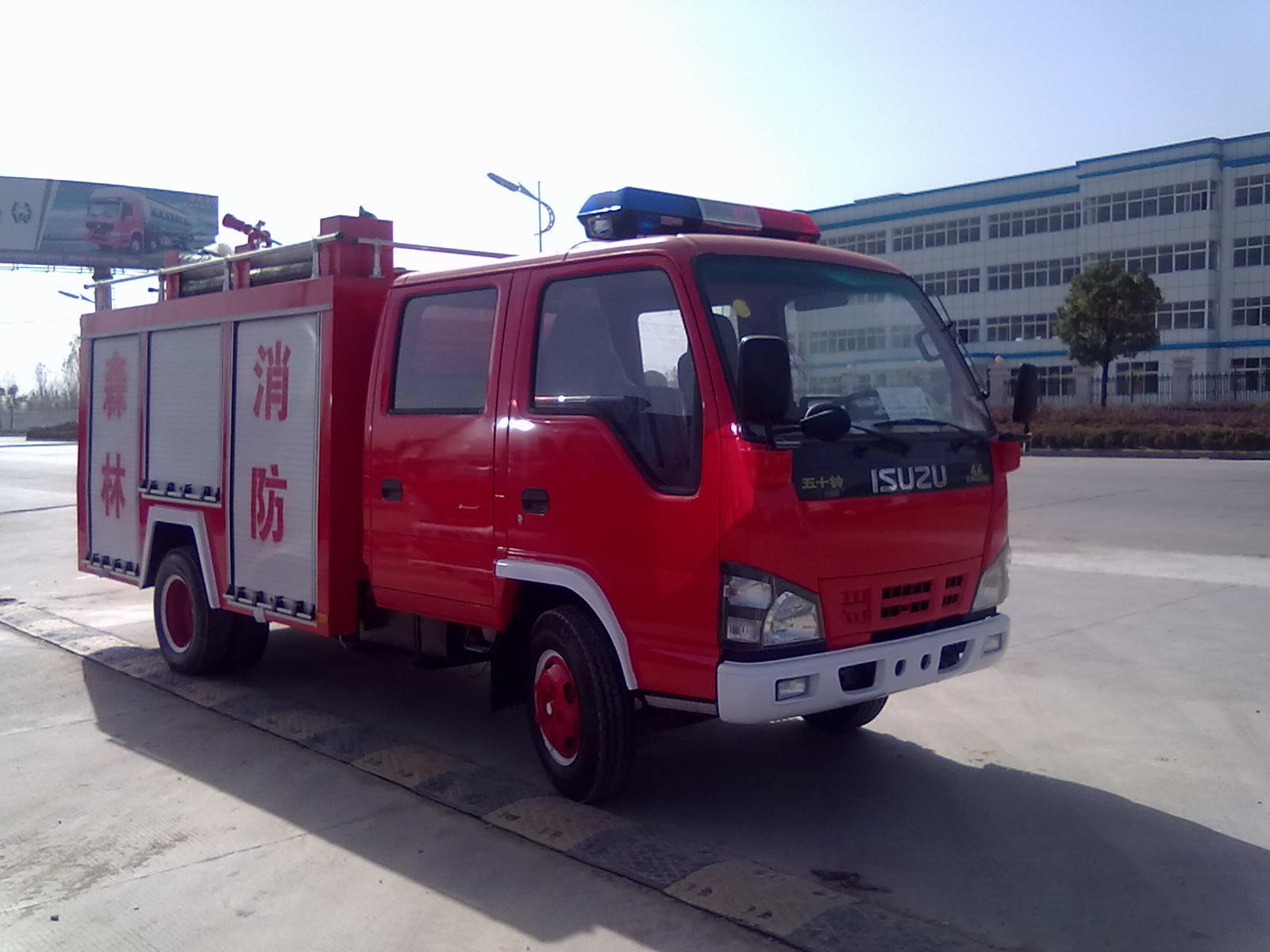 Isuzu elf 1500L water tanker fire pumper fire truck