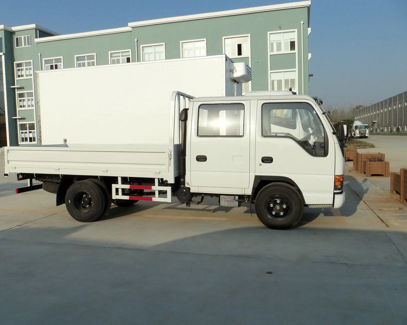 Isuzu 100P cargo truck crew cabin