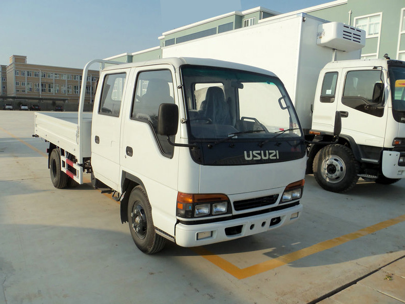Isuzu 100P transport goods truck double cabin
