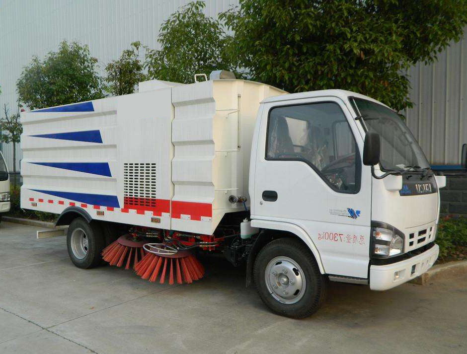 Isuzu 600p road sweeper truck