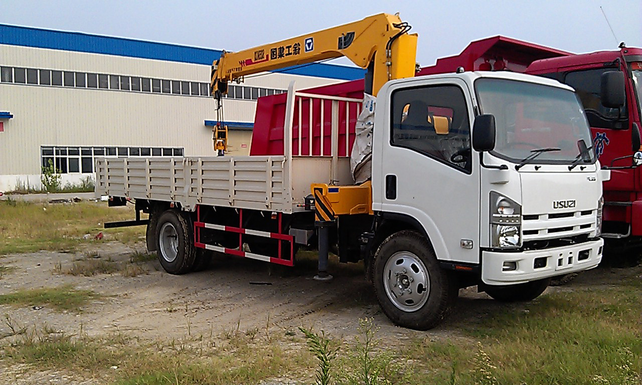 Isuzu ELF boom crane truck XCMG 5T   