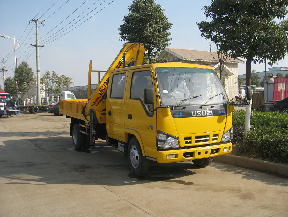 Isuzu 600p truck mounted knuckle crane XCMG  