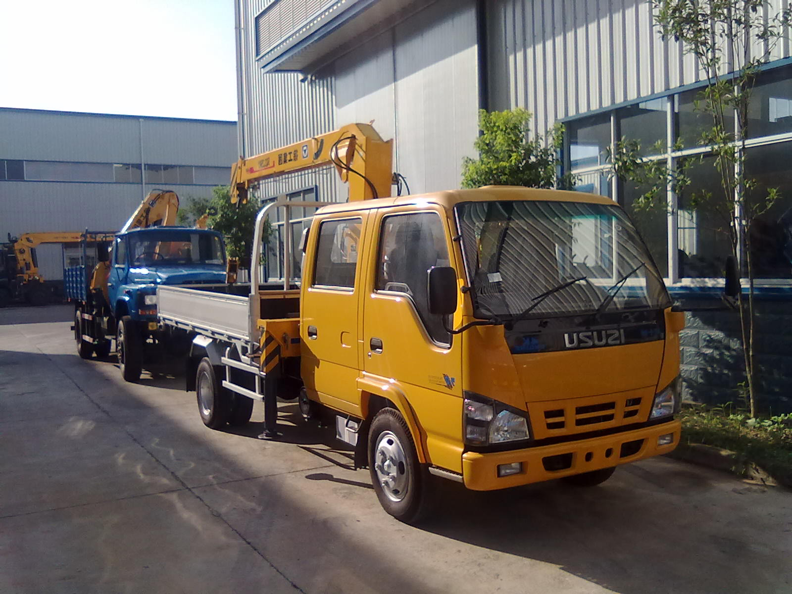 Isuzu 600p truck crane XCMG crew cabin