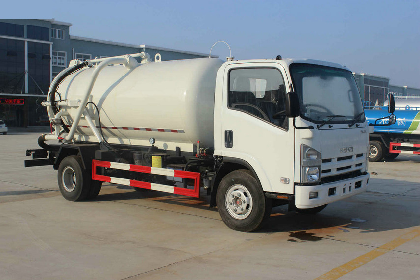 Isuzu ELF vacuum sewage suction truck 8000L  