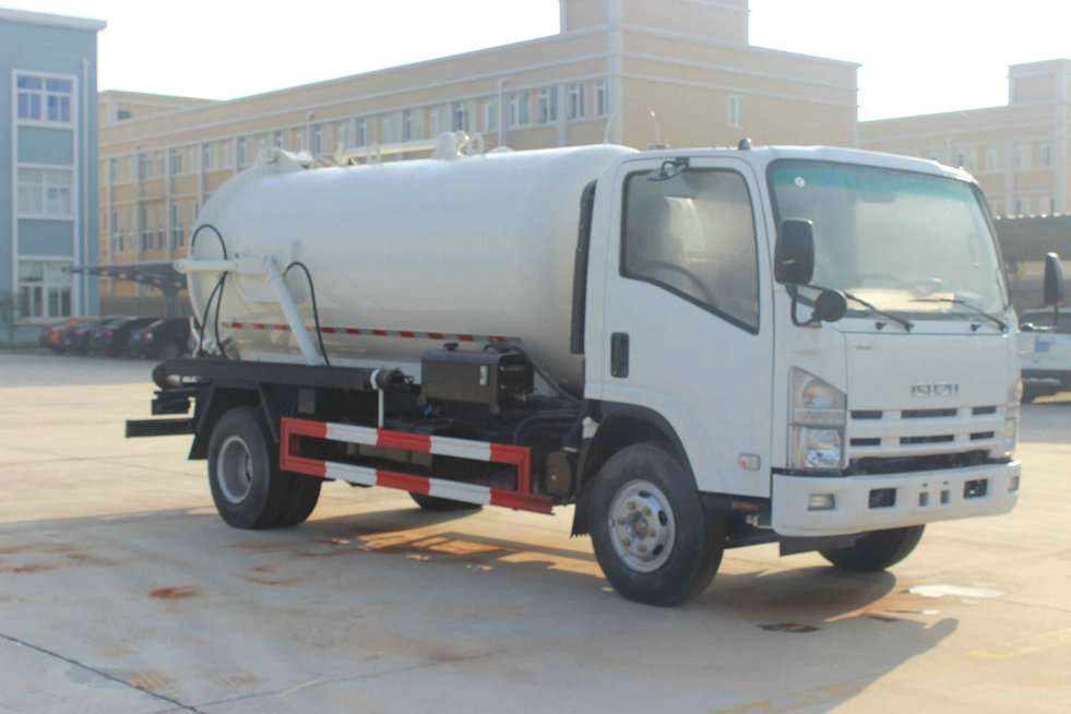 Isuzu ELF sewage suction tanker truck 8000L 