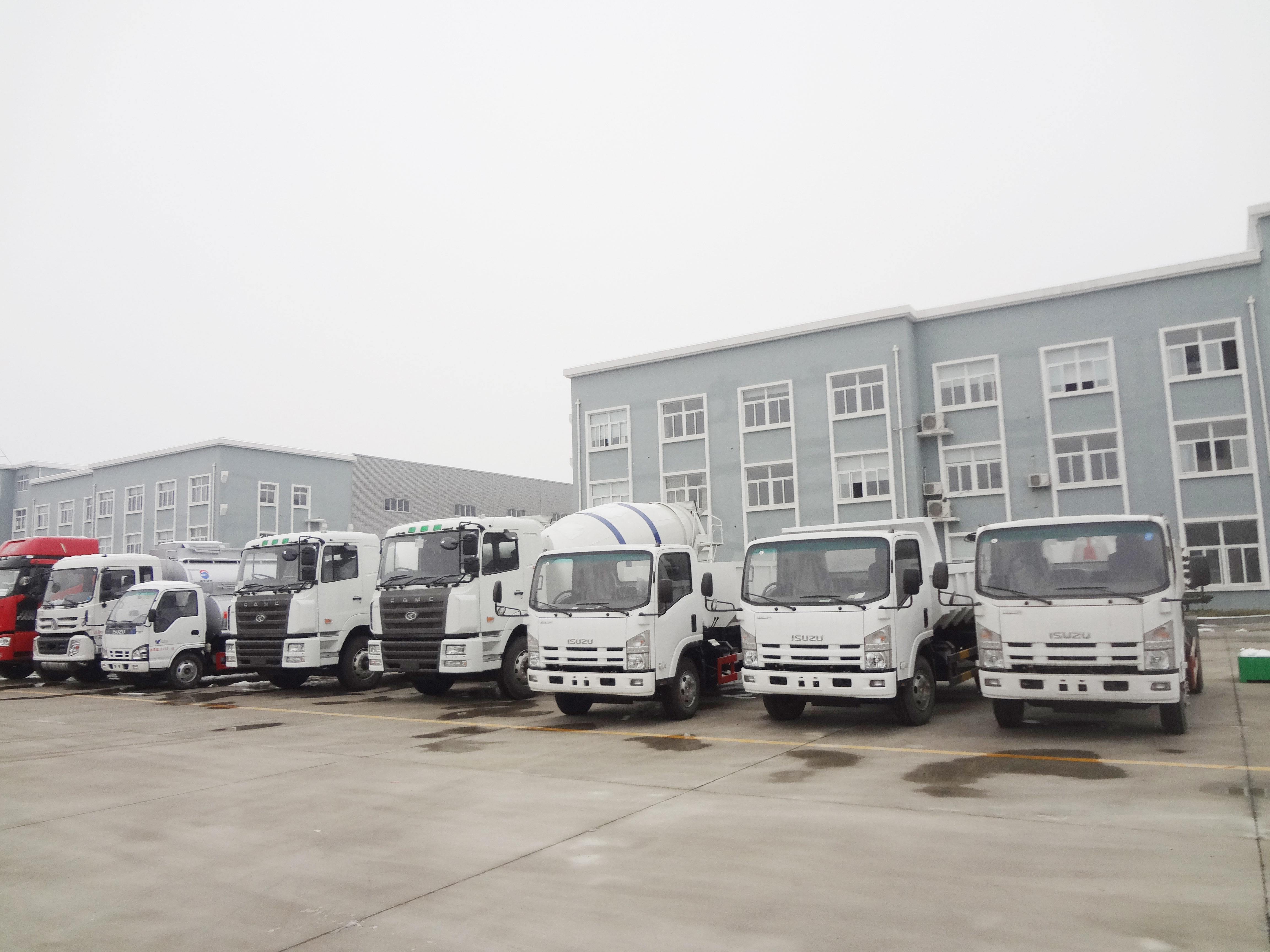 3 sets isuzu hook lift garbage truck send to Cameroon