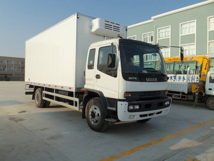 ISUZU FTR  refrigerator truck white color