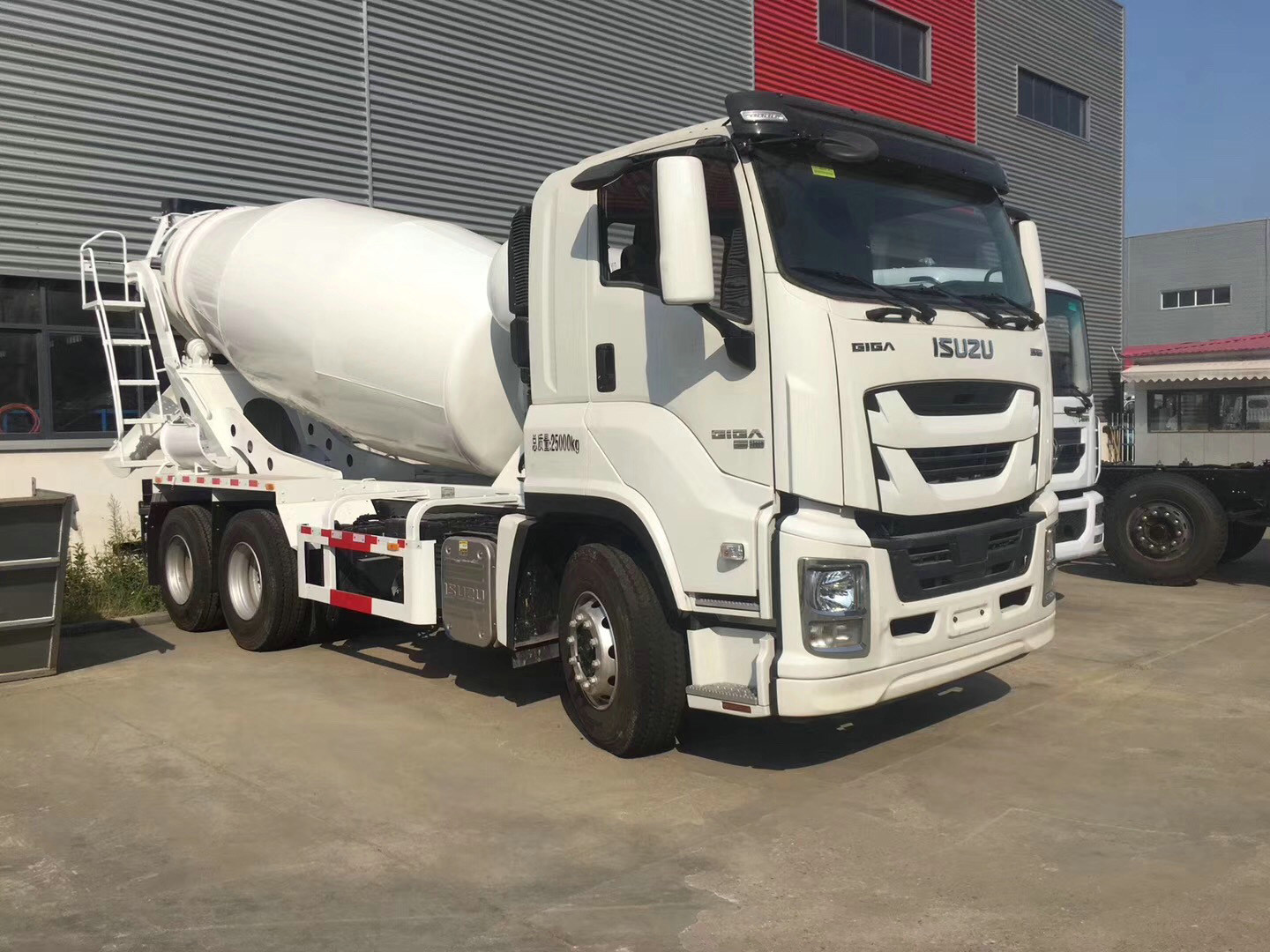 Isuzu giga 6x4 cement mixing truck 10cbm