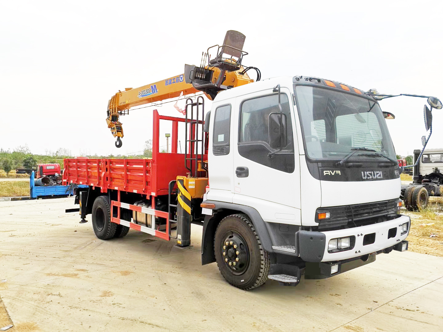 ISUZU FVR lorry with crane truck mounted crane 8Tons XCMG